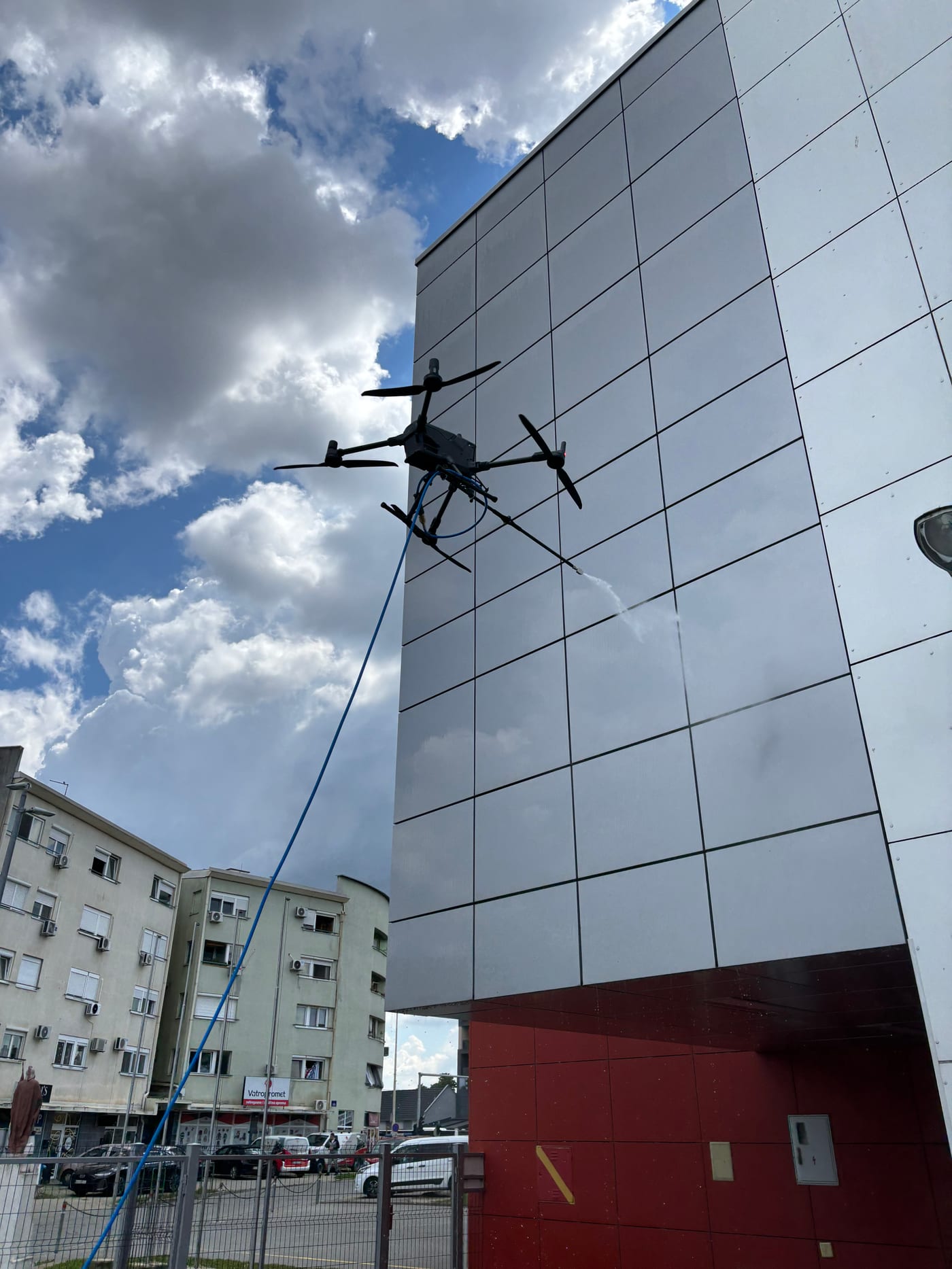 Drohne im Einsatz an der Fassade